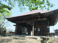 札所19番龍石寺の観音堂は七間半四面の宝形造りです。龍石寺の草創については不詳ですが、昭和48年（1973年）に現在の観音堂が修復再建されました。この修復工事のときに、宝永２年（1705年）の墨書が発見され、観音堂の建築年代が判明しました。