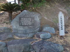 駐車場の脇には三島由紀夫の文学碑があります。黄金崎の景観が描かれた小説｢獣の戯れ｣の一節が刻まれています