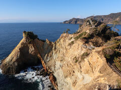 こちらが、駐車場奥の展望台から見た景色。夕方より早い時間だったため岩の色は黄金色にはなっていませんでしたが、駿河湾と遠くに見える富士山が見られました