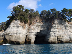 堂ケ島洞くつめぐりのハイライトである堂ケ島天窓洞の洞窟に向かって行きます