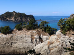 堂ヶ島公園を堂ケ島天窓洞の先に進んだ所にある展望台からは伝兵衛島へ繋がるトンボロが現れる1時間ほど前で、波打つ瀬が現れ始めていました