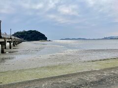 この日は日曜日、竹島周辺は外国ルーツの方々がたくさん散策を楽しんでいました。旅行客ではない三河で働く、三河に住んでいる家族やグループの人たちの憩いの場所のようです