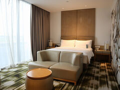 一番ベーシックな部屋＆空港直結のホテルの割に、部屋は広め。そして、建物は少し年季を感じましたが、部屋の内部はきれいで、申し分ない清潔感でした♪

■マメ情報■
ホテルは第3ターミナル直結。私たちは到着した第1ターミナルから歩きましたが、屋内通路で繋がっているとはいえ、スーツケースがあったこともあり結構遠く感じました。ターミナル間をつなぐ「スカイトレイン」で移動した方が早くて楽と思われます。