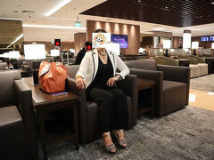 シンガポール航空のビジネスラウンジ「シルバークリスラウンジ」。ビュッフェの食事もホットミール含め豊富、席数も多く快適でした♪ もちろん不満はナッシング。でも、評判高いエアラインですが、ラウンジは他のエアラインの自国ビジネスラウンジと大差ない印象でした。