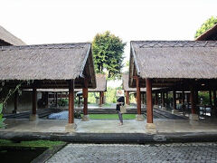 ホテルロビーエリア、車寄せに到着♪17年ぶりの再訪です。そうそう思い出しました！神様の通り道の邪魔にならないように、通路は一部天井が途切れているのでした！

■マメ情報■
17年前の旅行記、下記リンクの「背伸びトラベル～バリ編（アマンダリ）～」も是非ご覧になってください。アマンダリは当時と変わらない良さを残しつつ、細部が最新化していたイメージです。
https://4travel.jp/travelogue/11621025