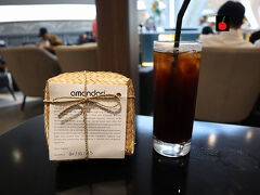 道中渋滞なし＆ビジネスクラスのため並ばずチェックイン、で幸いにも待ち時間がたっぷり。シンガポール航空指定ラウンジの「プレミアラウンジ」で挽きたてアイスコーヒーをもらい、アマンダリチェックアウト時にもらったお菓子を食べることにしました♪