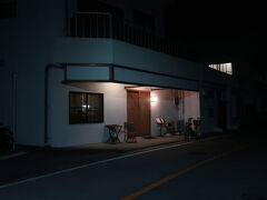 街の中も強風とはいえ、海べりよりは全然マシ。18：30に予約を入れていた「栄寿司」さんにやって来ました。NABLAからは徒歩３分くらいです。
「栄寿司」さんは「島寿司」が美味しいと評判のお店です。予約しておいた方がいいとのクチコミがあったので、開店の１時間ほど前に電話して予約を入れておきました。これは大正解でした。予約を入れずに来た客は断られたり、時間を置いて出直しをお願いされたりしていました。クチコミに大感謝です。