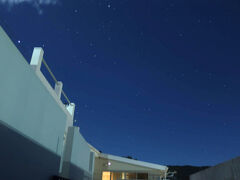 宿に戻って、テラスに出てみたら、月や建物の灯りが明るいにも関わらず、綺麗な星空が見えました。