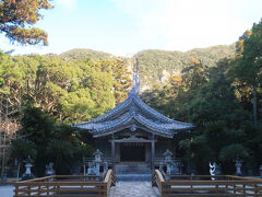 十三社神社にやって来ました。伊豆諸島の中では一番大きな神社だそうです。
社殿の背後には大きな断崖のある山が聳え立ち、厳かな雰囲気がありました。