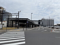 西郷隆盛終焉の地から約1kmほど東に歩くと鹿児島駅に到着します。
鹿児島中央駅から伸びる鹿児島本線線路沿いを歩きました。
在来線や路面電車が走る様子を眺めることができ、街の様子を感じられます。