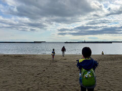 お子さまたちは海岸ダッシュ！