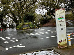 シティービューバスで城山にやってきました。
雪がちらついて寒い。少し積もっています。