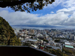 城山の展望台。残念ながら、桜島は見えません。
寒くて早々にバス乗り場へ。