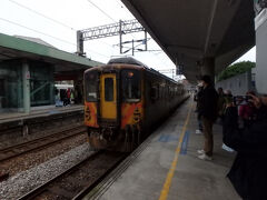 １番ホームにしばしいると深澳線・海科館駅を始発として走ってきたディーゼルカーが入ってきた。