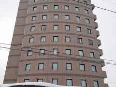 ホテルまでは徒歩５分ぐらい。普通に歩いて到着。

歩道が雪で埋まっていたのが誤算と言えば誤算でしたが。。