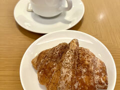 ２月１６日（日）９：０５

搭乗前のサクララウンジで、ピエールエルメのクロワッサンヴァニーユ（バニラ味）を∩^ω^∩ｳﾏｰ

数日前、トラベラーの“ひとぴちゃん”さまとご一緒した京都で買ったものを冷凍し、前日から自然解凍して持参しました♪


２０２５ 『蜷川実花展 with EiM：彼岸の光、此岸の影』はどんなかな？　トラベラーさんたちとの楽しい二都物語♪
https://4travel.jp/travelogue/11959191