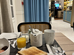 最終日の自己流トーストサンド
この食べ方はどこへ行っても同じです

座る場所はいつも最初に座った窓ぎわ席でした
窓から出勤するパリジャンとパリジェンヌを見ながら食事出来ます

動画です
https://youtube.com/shorts/LtIMAM93Ots?si=WtYldGThwQIORbcE
五輪真弓　Wind and Roses