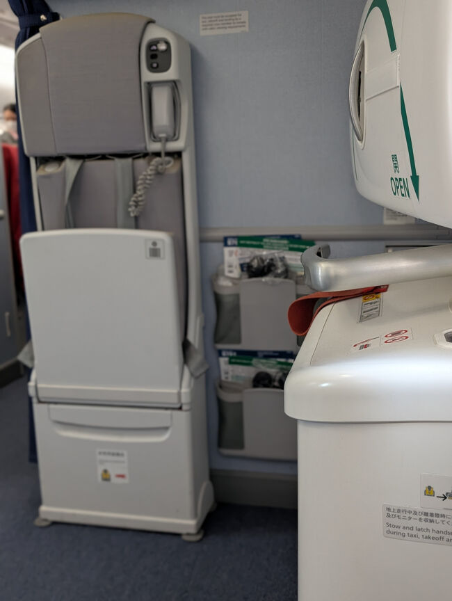 今回は非常口席を取りました。ゆったりと足が伸ばせて、とても楽でした。