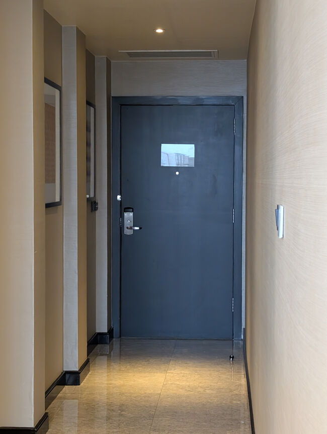 ドアから一部屋分以上歩いて、自分たちのベッドルームに入るので、夜はとても静かで、物音ひとつしませんでした。この静かな部屋と言うのが私の理想なんです。