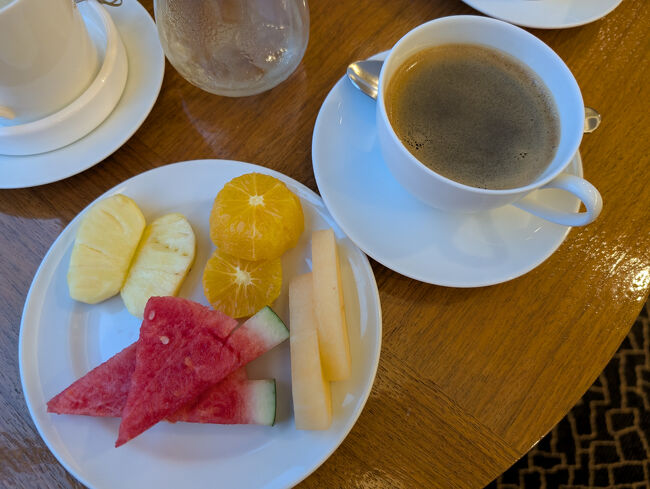 デザートのフルーツからコーヒーまで食べると、お腹がいっぱいで、初日から食べ過ぎました。