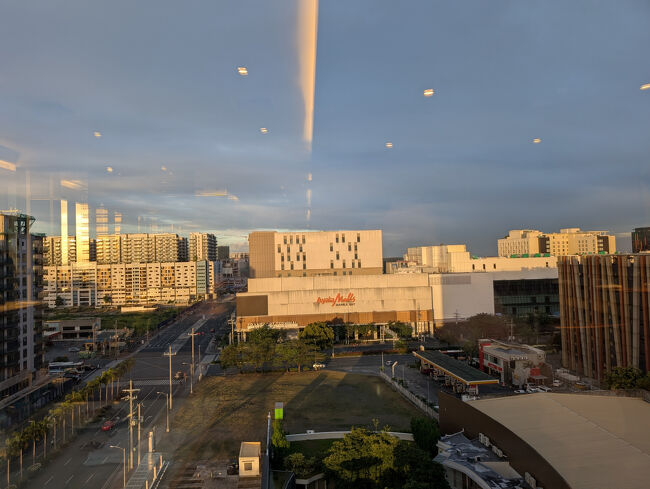 窓から見える方向がマニラ湾なのです。マニラ湾の夕日は、世界三大夕日の一つだと言われています。私にとっての世界最大の夕日は、コオリナの夕日です。