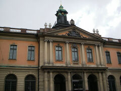 07:44 Svenska Akademien スウェーデン・アカデミー
グスタフ3世国王により1786年に設立された、スウェーデンの学士院でNobel Prize Museumの建物内にある。
ノーベル文学賞の選考委員会を兼ねることで知られ、海外からも多くのメディアが集まる場所の様だ。