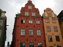 07:45 ストールトルゲット広場の赤 Kaffekoppen、黄 Chokladkoppenが入った建物