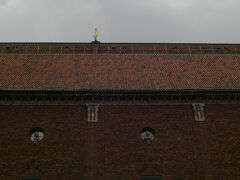 08:11 ストックホルム市庁舎に入って行く時に見上げた屋根の上には光った彫像があった