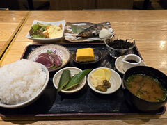 祭日で食事処は熱海も混んでましたが、三島もどこも行列でした
すぐ入れそうだった宮崎県日南市のじとっこで昼食をとることに、チキン南蛮に、鰹のタタキ、サバの塩焼き色々食べられて美味しかったです