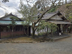 楽寿館は小松宮彰仁親王の別荘で内部は趣のある茶室や、春夏秋冬と鳥の襖絵等貴重な美術品が楽しめます、内部は1日6回公開され案内人が親切に説明してくれます、残念ですが内部は撮影禁止で建物内からの庭の撮影も禁止です