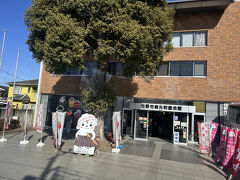 東北道であっという間に佐野へ。
【佐野観光物産会館】

まだ10:30なのでラーメン屋も開いておらず、みなさん観光へ･･･出かける中我が家はこの物産会館へ。