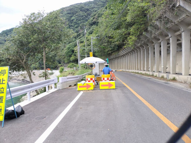 球磨川の両側に道はあるけど片方しか通れないことが多い、そんでなおかつ片側の中でも交互車線だったりするほど。