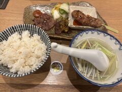 ランチは牛タンを。
20周年記念メニューでステッカー付き。