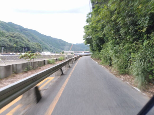 交互車線ってさ結構守らないやついるじゃん？<br />俺が赤で停止していても後ろから来たやつが無視して追い抜いていくこととかあるんだよね。これを対向車にやられたらたまったもんじゃないから交互車線は恐ろしくてあまり遭遇したくない・・・<br /><br /><br /><br /><br />これまじで無視しているやつ対向車来ない自信でもあるんかね？