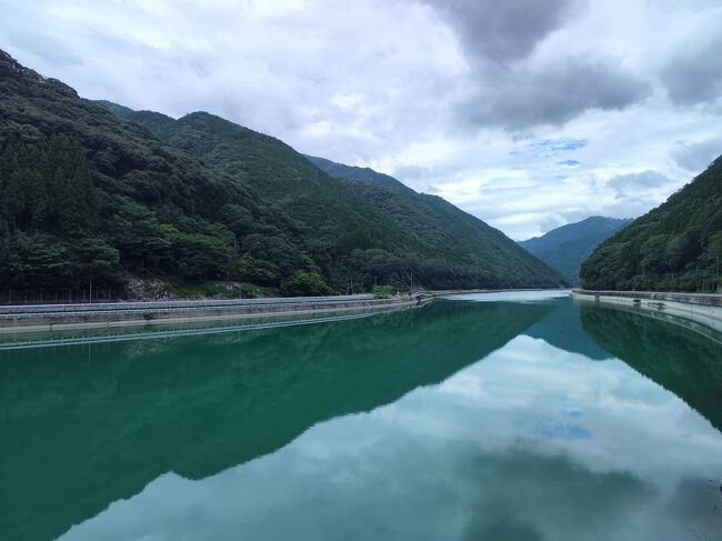 ・・・・なんじゃこりゃ！！！！！河が真緑やん！！<br />