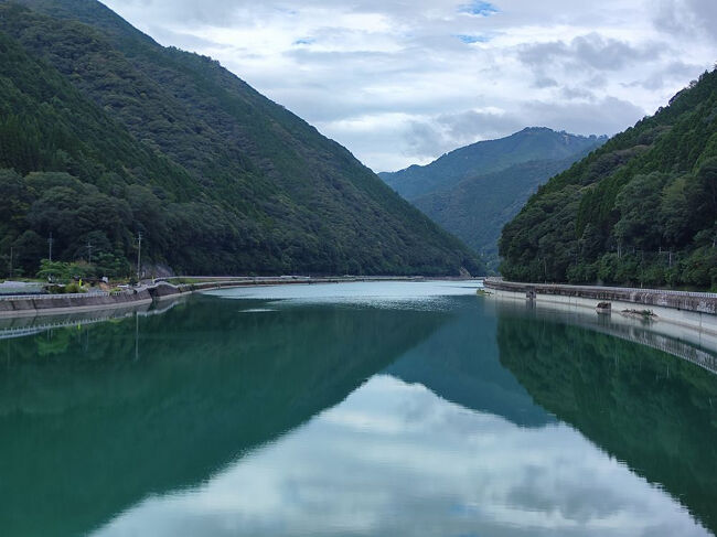 総武線沿いの神田川のきったねえドブ色の緑じゃなくてすごく深みのあるきれいな緑！！なんで緑色なのか軽く調べたけどよくわからなかったな？でも周りが静かなのもあってとてもきれい・・・<br /><br />水の流れも感じないから時間が停止しているような景色。