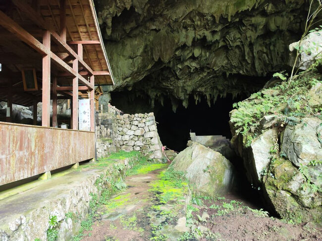 あの奥に池があってそこに願掛け石をぶん投げると願いが叶うらしい。
