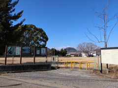 北条政子産湯の井戸のある住宅街の北には大きな芝生の広場があります。ここが伝堀越御所跡です