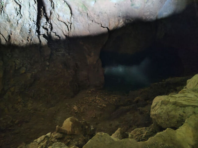 これ写真だと光学補正されてるから見えるけど肉眼だと真っ暗で底が見えない。あの池に石が入れば願いが叶うらしい。<br /><br /><br /><br />なるべく右よりに投げろってことだなｗ