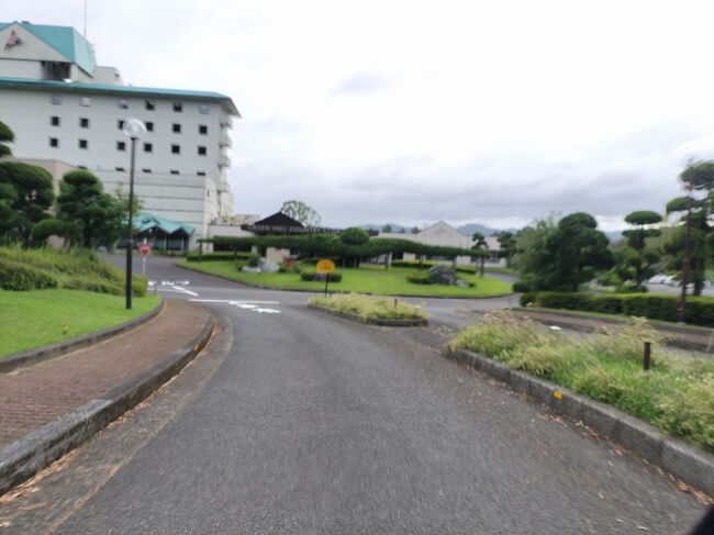 バイクをどこに停めるかいつも悩むのがバイクツーリングの面倒なところではある。