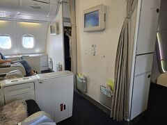 2～2～2の配置。バルクヘッド席なので足をいくら伸ばしても壁に付くことはできない程広い。