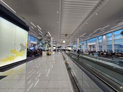 インチョン空港第2ターミナルに17時25分到着。乗り継ぎ保安検査場は行きはガラガラだったが、若干混雑している。夕方は乗り継ぎ客が多いのか。
18時35分発成田行き705便だが、30分前に搭乗が始まりラウンジに行く時間がないのでゲートに進む。
成田行きの便に荷物が積み込まれた通知が来て安心する。