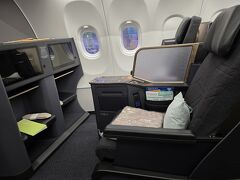成田行きのKE705便は行きと同様に小型のA321neo。大韓航空のA321は最新機材で前方2列だけがビジネスクラス。小型機材で初めてのフルフラットになるビジネスクラスと宣伝している。
バルクヘッド席だが、モニターは足置き上に固定されている。