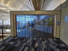 香港旅行4日目、香港空港から13時5分発大韓航空172便でソウル経由で帰国する。
AMEXプラチナカード会員だが、AMEXはセンチュリオンカード（ブラック）とプラチナカード会員専用のセンチュリオンラウンジを世界の空港のいくつかで運営している。アジアでは香港空港にあるので、初めて利用してみた。
出国審査過程後に電車で移動しゲート60付近のエスカレーターで上がる。