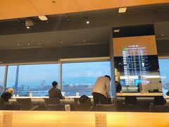 ささっとカードラウンジでオレンジジュースとカフェラテでのどを潤して、、