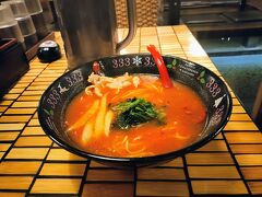 ３３３と書いて三味（さんみ）。
トマトスープにセロリや豚肉が入っていて、女性にうれしいヘルシーさ。
しかも！トマトラーメンや辛ラーメンは３９０円からいただけます！
私はトマトラーメンを辛み１だけプラスして４７０円でした。
お値段的にもモーニングとして合格ですね～♪

ルート的にもちょうど博多駅に向かう途中という感じでロスもなく、幸先良いスタートです。