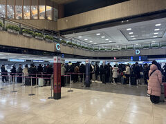 6時前に着いたのにカウンター前には長蛇の列。
これは左にあるJALの列。ANAは奥の方で、こちらもかなり並んでます。