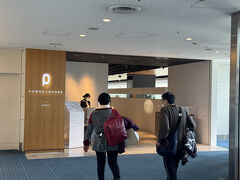 羽田に到着。降機から入国までも非常にスムースで、あっという間でしたが、T2のVisit Japan WebのQRコード登録機は数が少ない気がします。あれエコにのって降機が遅れたら、待ち時間が出そうな感じ。乗り継ぎ時間がまだあるのですが、外にいても仕方ないのでさっさと制限区域に入って、パワーラウンジでのんびりしました。