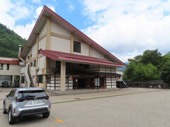 更に山に向かって２０分ほど車を走らせて、宿に到着。
今日の宿は、五箇山荘だ。