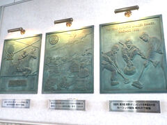 アウトレットで軽井沢のお土産を買って、軽井沢駅へ
軽井沢駅には軽井沢関連のスポーツを記念したレリーフが飾られていました。